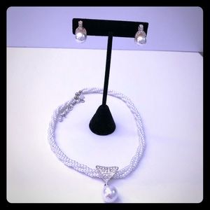 Gently loved faux Pearl and Crystal jewelry set 💋
